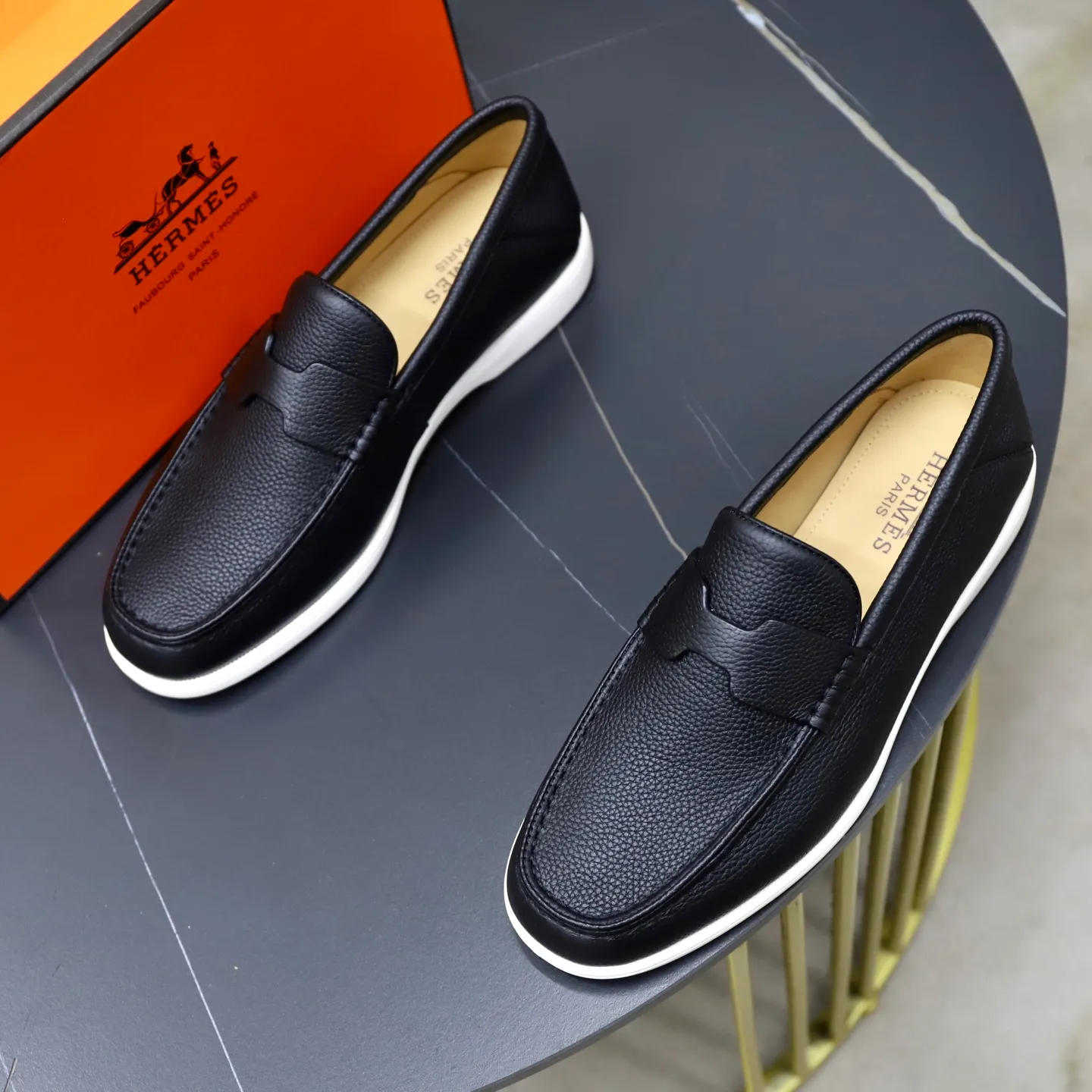 Ex-factory price: 560💰Hermès/Hermès slip-on men's shoes. This shoe is made of imported pebbled cowhide. It has simple and smooth lines and is combined with aerodynamically designed 3CM rubber foam ultra-light soles! Youthful and fashionable, classic H-shaped hardware buckle decoration, calf lining gently wraps the feet, with logo cowhide feet, casual and urban style, highlighting youthful vitality, sports and leisure version, super versatile, code number: 38-39-40-41-42-43-44 standard leather shoe size (45 can be customized but does not support returns)
